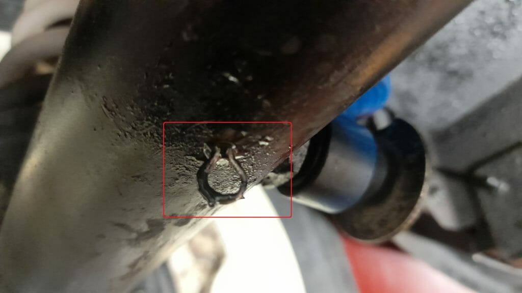 Renault 4CV axle shaft: Transmission crankcase oil drain hole detail