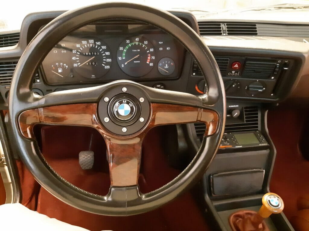 BMW 323i E21 - Volant et cadre de direction