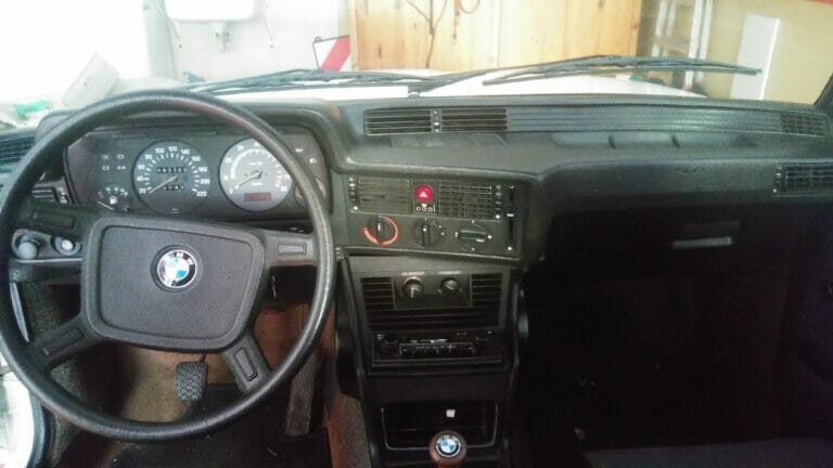 BMW 323i E21 : Cabine avant reupholstering