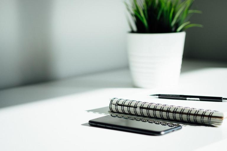 stylo, carnet de notes et smartphone sur la table