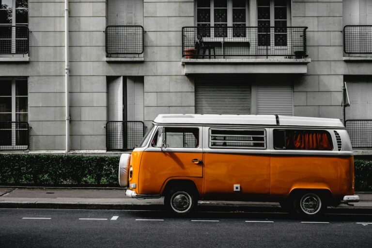 Volkswagen Kombi blanc et orange sur la route