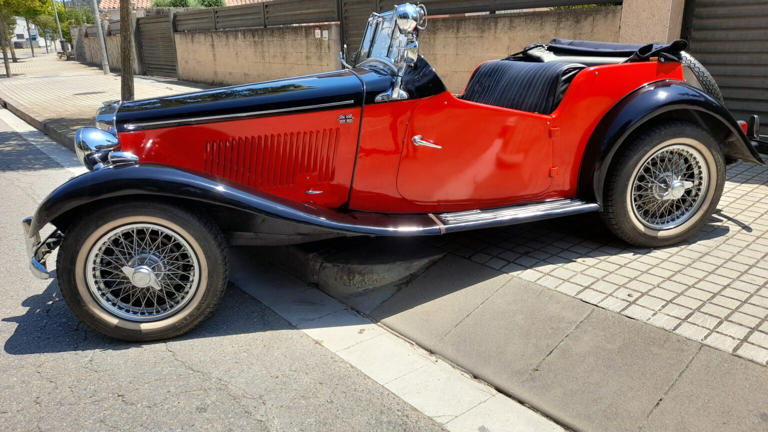 MG TD Roadster 1950 Barcelona Maresme. Classic convertible car rental Barcelona