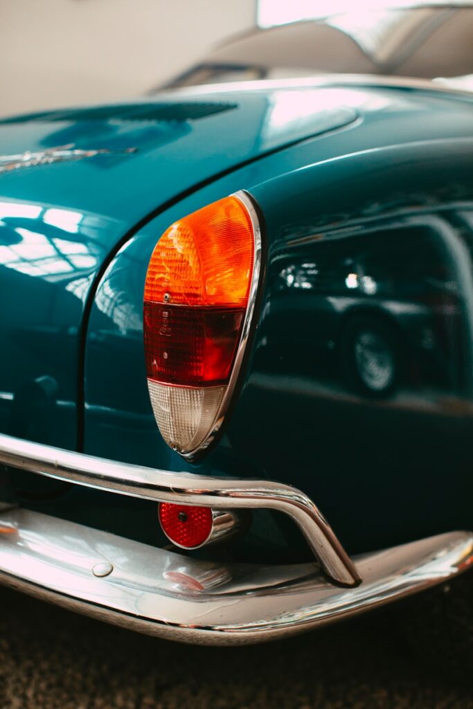 voiture noire avec feu orange