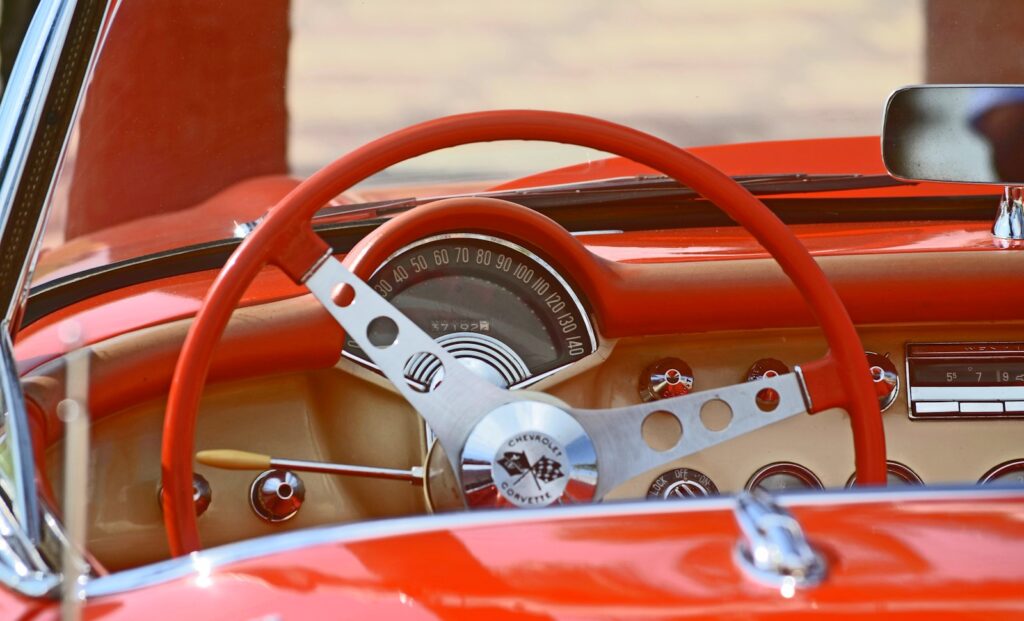 intérieur de voiture classique rouge et blanc